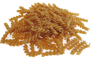 kleiner Haufen roher Spiralnudeln